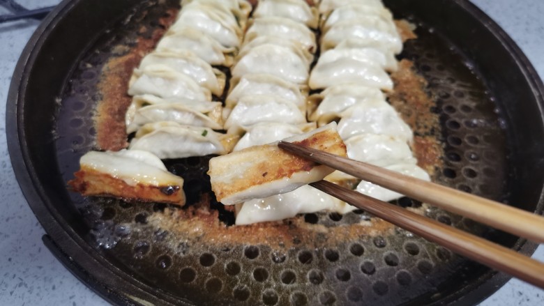 韭菜肉锅贴,一直煎至淀粉水收干,底部呈焦黄色即可食用