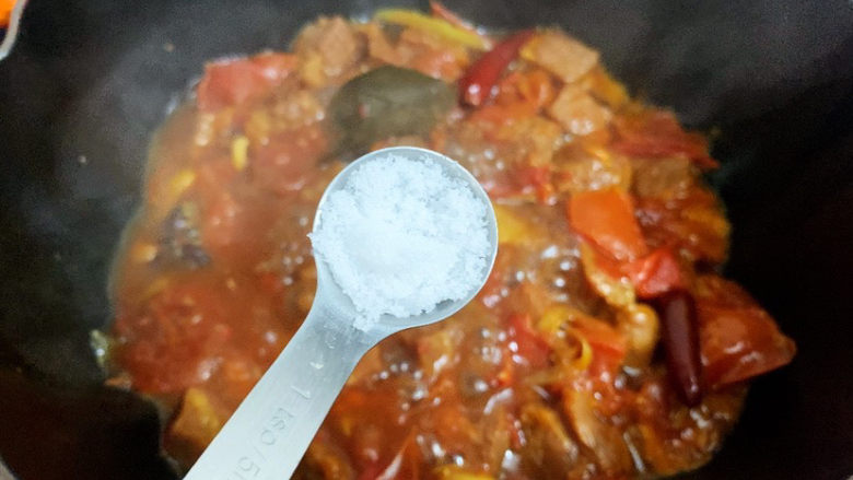 西红柿土豆炖牛肉,约1小时后,加入适量的盐调味