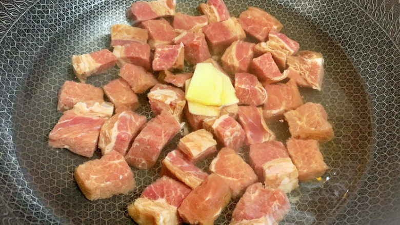 西红柿土豆炖牛肉,冷水下锅,放入牛肉、3片姜、1勺<a style='color:red;display:inline-block;' href='/shicai/ 718'>料酒</a>