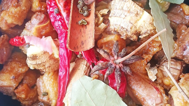 西红柿土豆炖牛肉,加入八角，花椒，葱姜蒜，干辣椒等翻炒均匀。