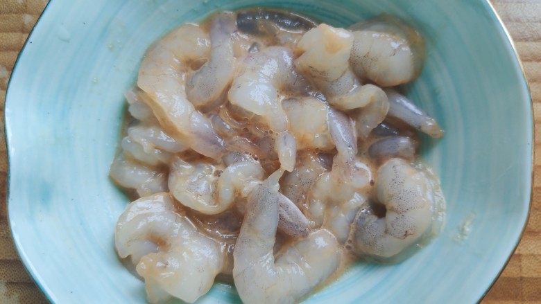 芦笋虾球,抓均匀,腌制备用