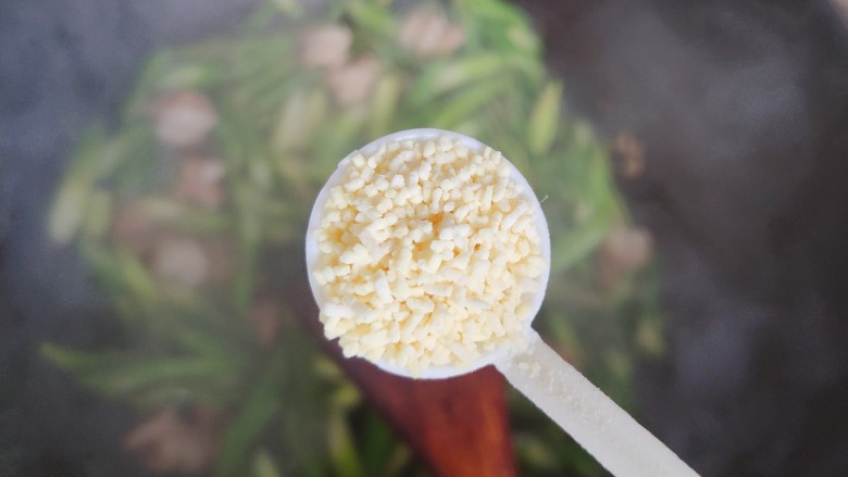 芦笋虾球,加一小勺鸡精,翻炒均匀,即可