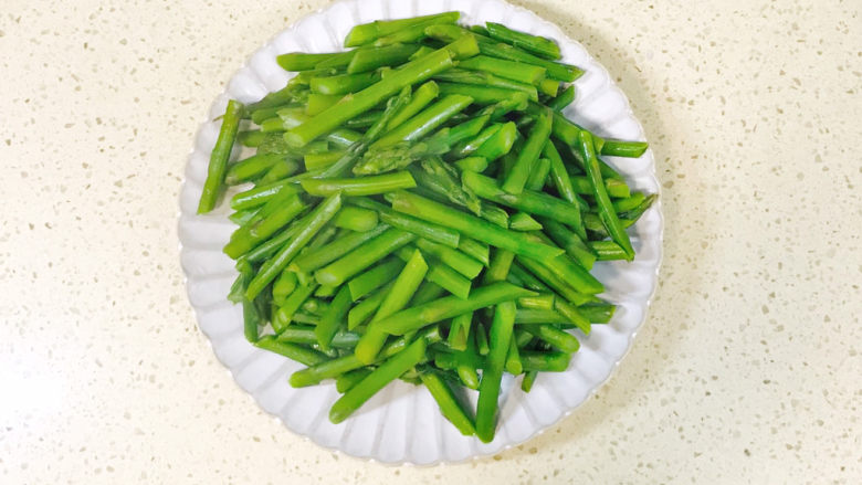 芦笋虾球,焯水后,控干水分备用