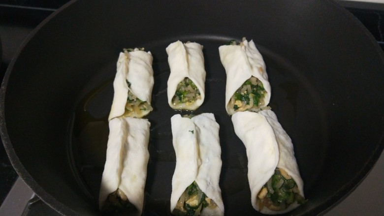 韭菜肉锅贴,平底锅刷上油,放入锅贴。