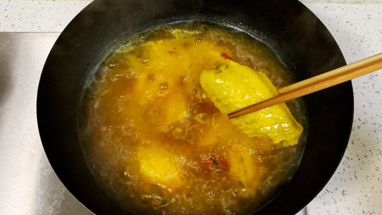 盐焗鸡翅,往锅中倒入腌制好的鸡翅,煮10分关火,稍微焖下颜色更好看,盛出鸡翅入冰箱冷藏,吃得时候取出即可。