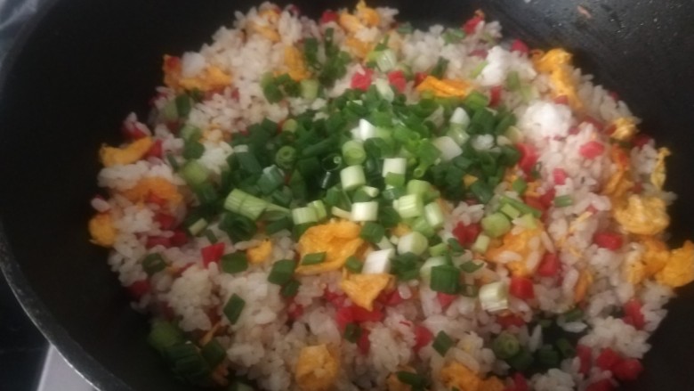 鸡蛋火腿炒饭,最后撒上香葱。