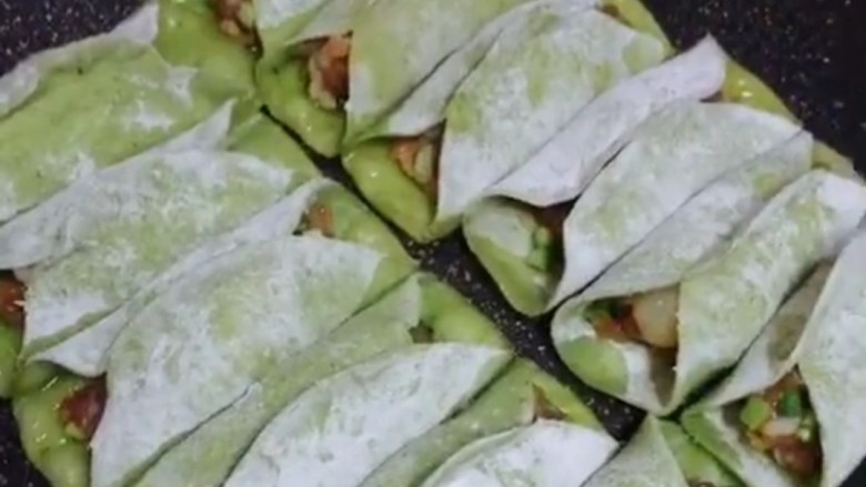 韭菜肉锅贴,锅中倒入适量,锅贴摆放好小火煎制。