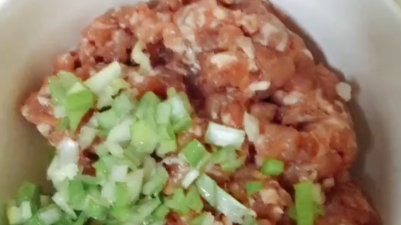 韭菜肉锅贴,猪肉馅放入盆中,加入<a style='color:red;display:inline-block;' href='/shicai/ 3232'>香葱</a>料酒。