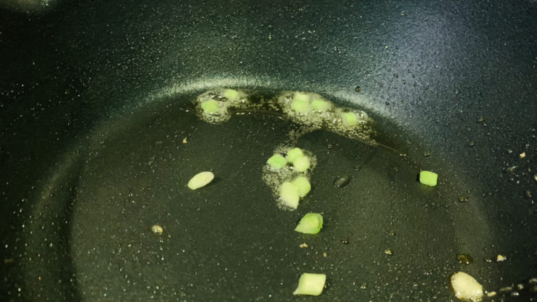 笋尖炒蛋,锅再加食用油,加些葱白