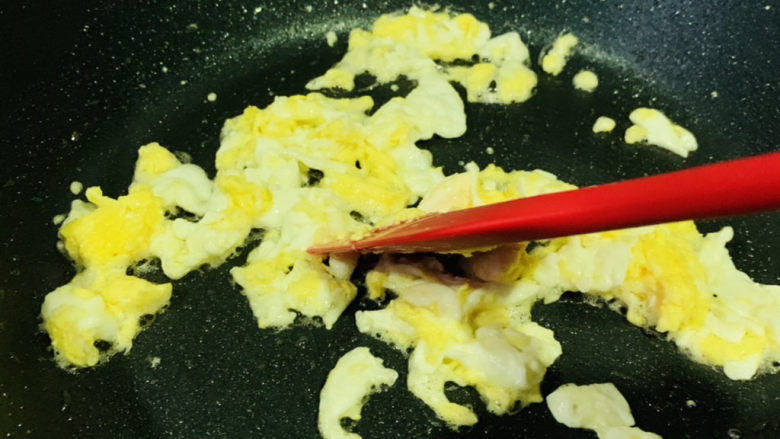 笋尖炒蛋,大火,迅速翻炒鸡蛋