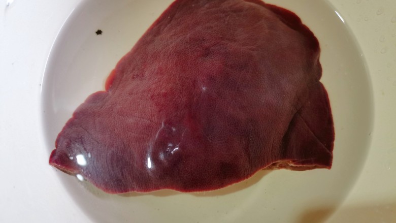 葱爆猪肝,<a style='color:red;display:inline-block;' href='/shicai/ 419'>猪肝</a>清洗一下,再放入清水里泡半个小时左右去除多余的血水