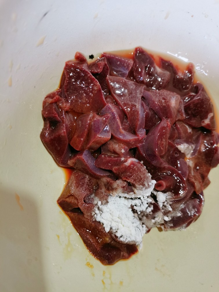 葱爆猪肝,再加入生粉,食盐