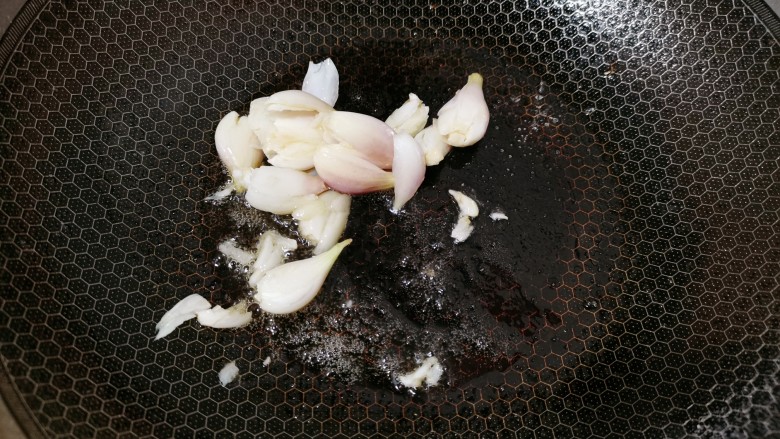 葱爆猪肝,另起锅烧油,先把葱头放入爆香