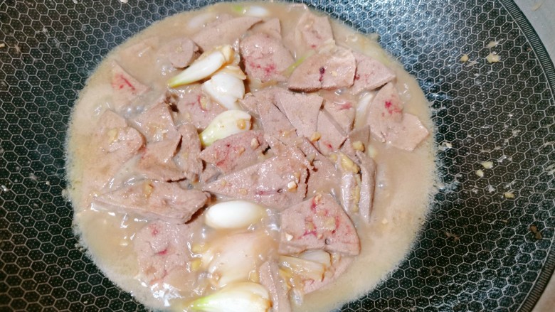 葱爆猪肝,再加入适量清水,把它焖一下