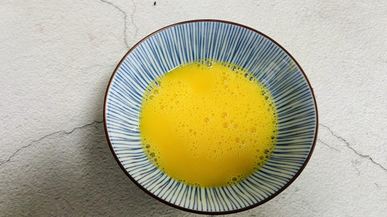 鸡蛋火腿炒饭,<a style='color:red;display:inline-block;' href='/shicai/ 9'>鸡蛋</a>打入碗中搅打均匀