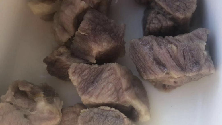 西红柿土豆炖牛肉,捞出牛腩冲洗干净。