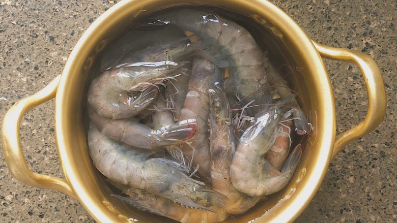 芦笋虾球,用冷水退冰(不赶时间的话自然解冻 )