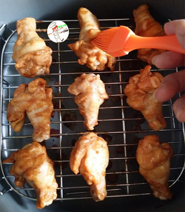 香烤翅根,用刷子蘸点腌酱汁,刷在上面
