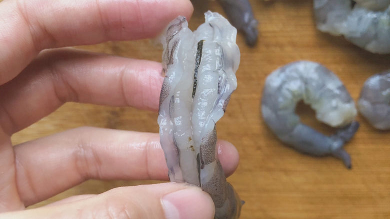 芦笋虾球,因为今天做的是虾球形状 我们需要给虾虾们开个背(顺便将残留的虾线冲洗干净)