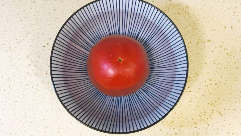 西红柿炒鸡蛋,<a style='color:red;display:inline-block;' href='/shicai/ 3551'>西红柿</a>洗净,放进碗里,浇上滚烫的热水