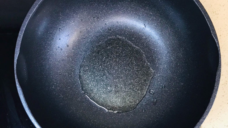 西红柿炒鸡蛋,起油锅,加油烧热