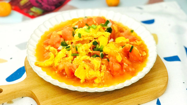 西红柿炒鸡蛋,装盘后,撒上少许葱花装饰