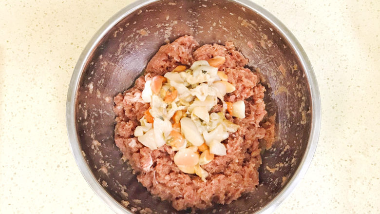 天鹅蛋猪肉水饺,将已经腌制入味的肉糜倒入大盆中,加入天鹅蛋