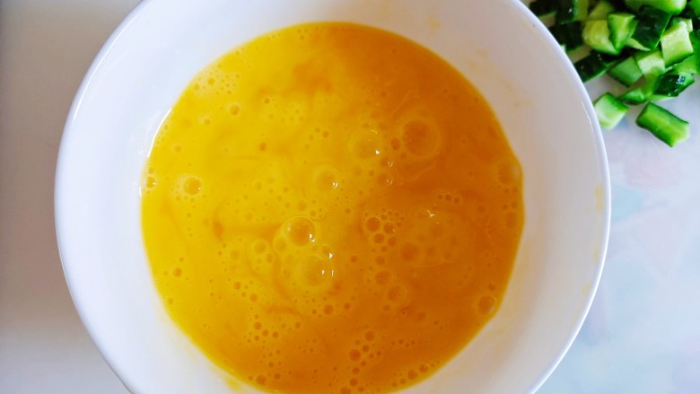 鸡蛋火腿炒饭,鸡蛋打散,少放几滴水