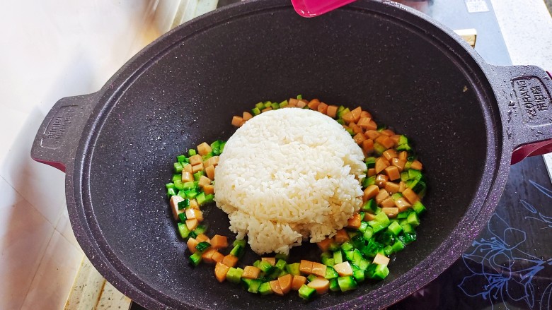 鸡蛋火腿炒饭,倒入米饭