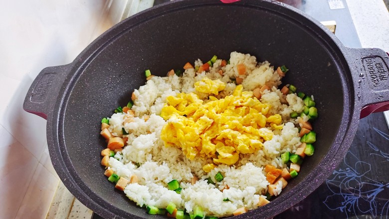 鸡蛋火腿炒饭,加入鸡蛋碎