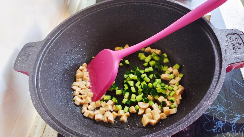 鸡蛋火腿炒饭,加黄瓜丁继续炒