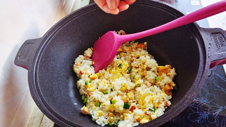 鸡蛋火腿炒饭,在加入葱花即可