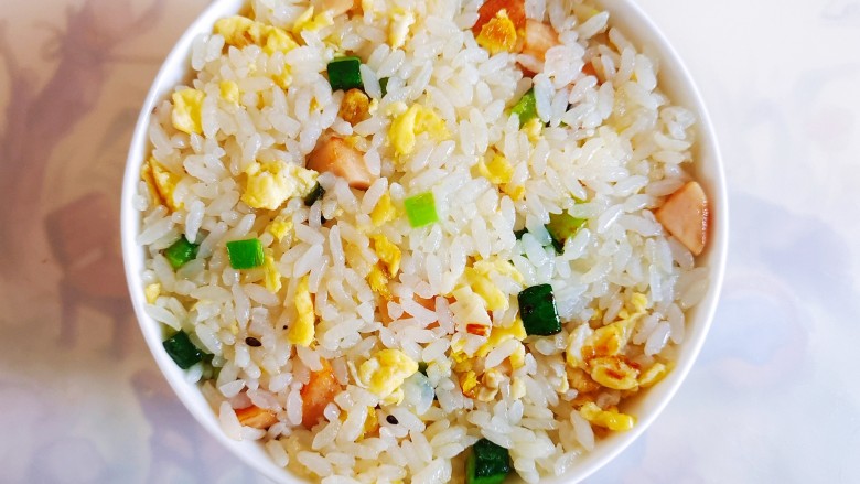 鸡蛋火腿炒饭,将饭用小碗盛出,压紧实一些