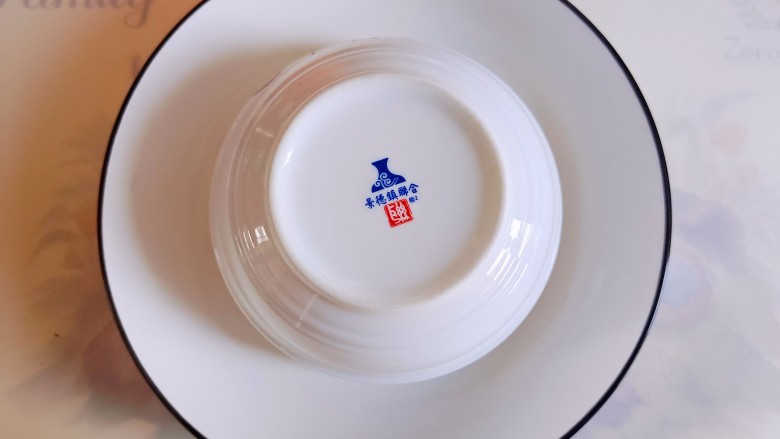 鸡蛋火腿炒饭,拿一个盘子,将碗倒扣。