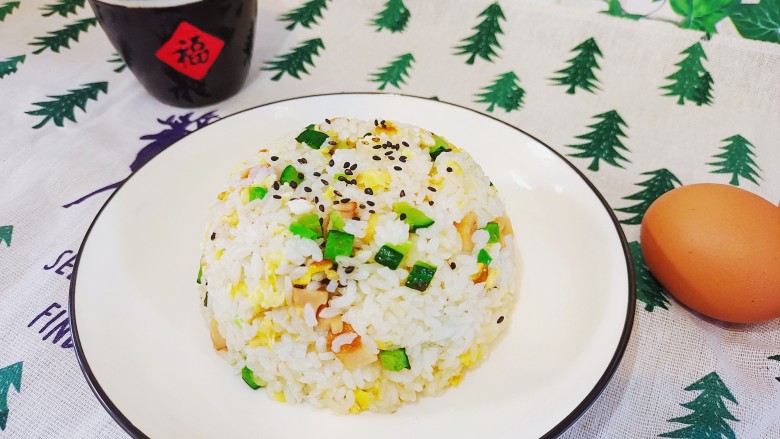 鸡蛋火腿炒饭,我又做了一晚黄瓜鸡蛋汤,忘记拍照了。