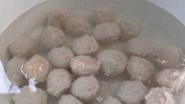青菜鱼丸汤,放入50度左右的热水锅中,开中火煮