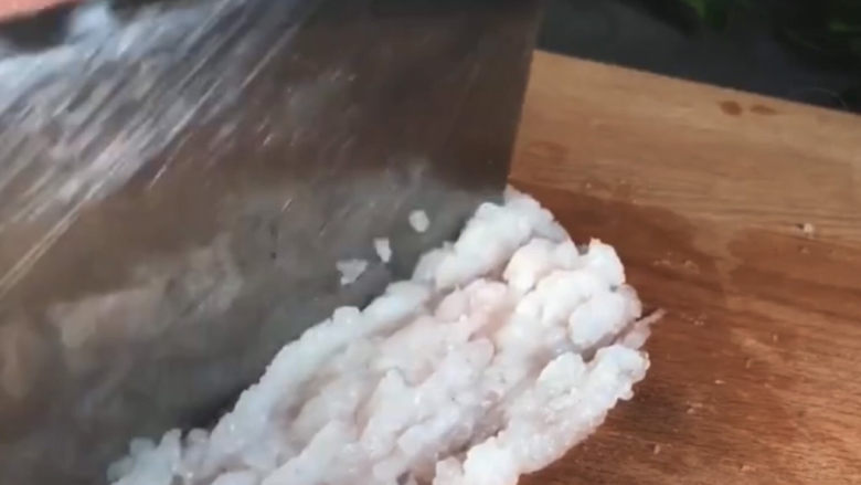青菜鱼丸汤,把刮下来的鱼肉放砧板上,用刀背把鱼肉剁成泥