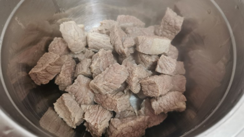 西红柿土豆炖牛肉,盛入盆中