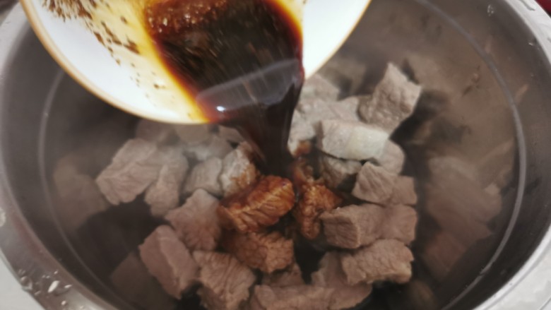 西红柿土豆炖牛肉,倒入料汁