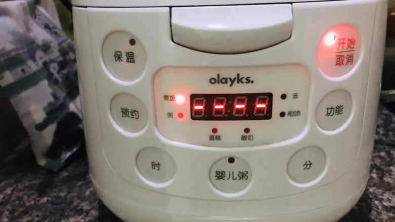 什锦香肠焖饭,盖上盖子,按下煮饭键