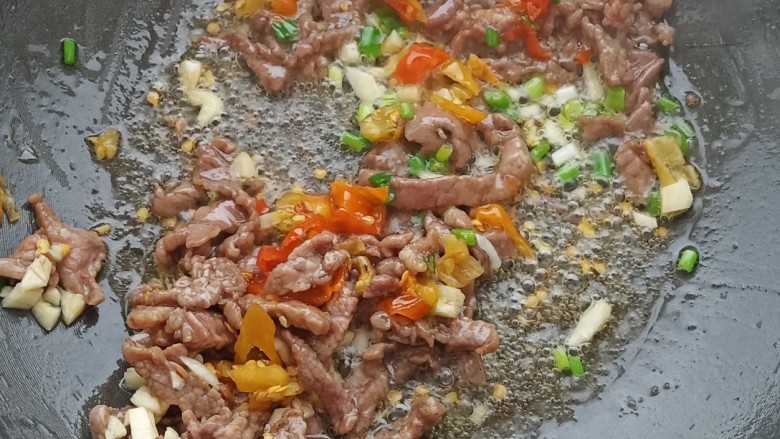 豆角牛柳,加入泡椒,小葱炒出香气,再加入牛柳一起翻炒。