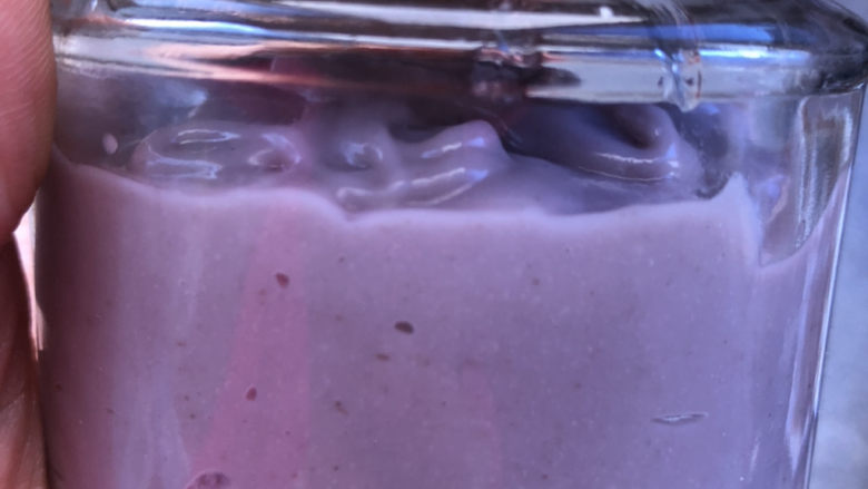 紫薯芋泥酱,盖紧盖子,冰箱冷藏保存。