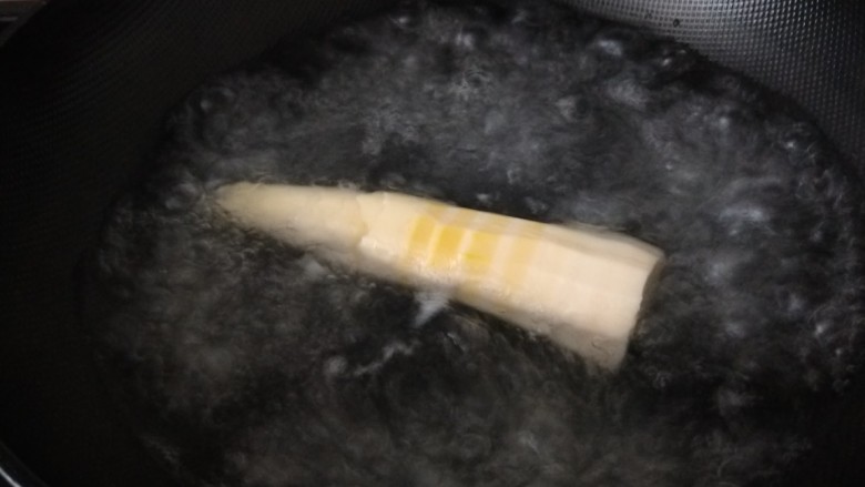 笋尖炒蛋,先将整了颗春笋焯水(这一步焯水是为了切的时候不易碎)