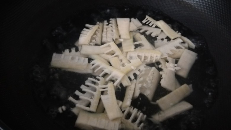 笋尖炒蛋,此时进行二次焯水,加点白醋或者是盐这样口感更脆,二次焯水是为了去掉食材本身涩味。