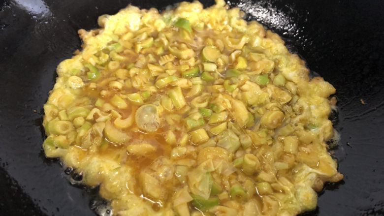 笋尖炒蛋,锅烧热后倒入食用油,倒入蛋液。