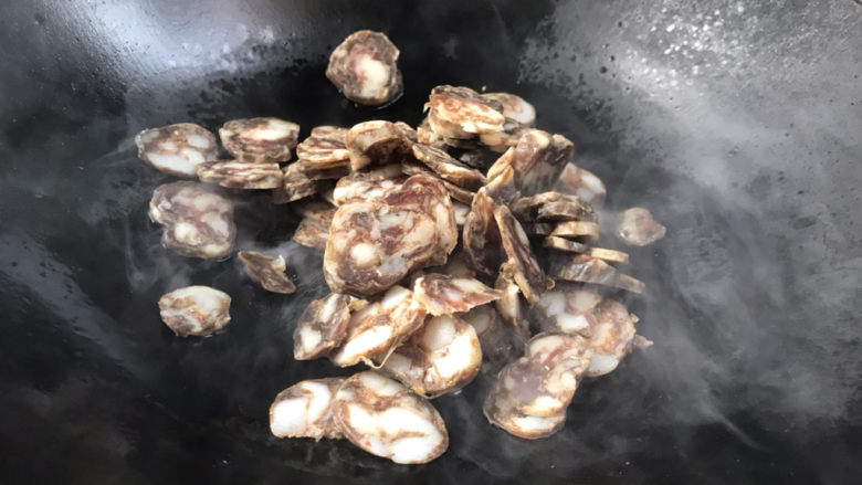 什锦香肠焖饭,热锅热油,放入香肠煎炒出油