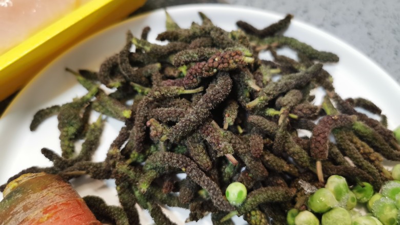 蔬菜鸡肉饼,枸絮是春天特有的一种时令菜,很多地方不一定有,可以用别的才菜代替