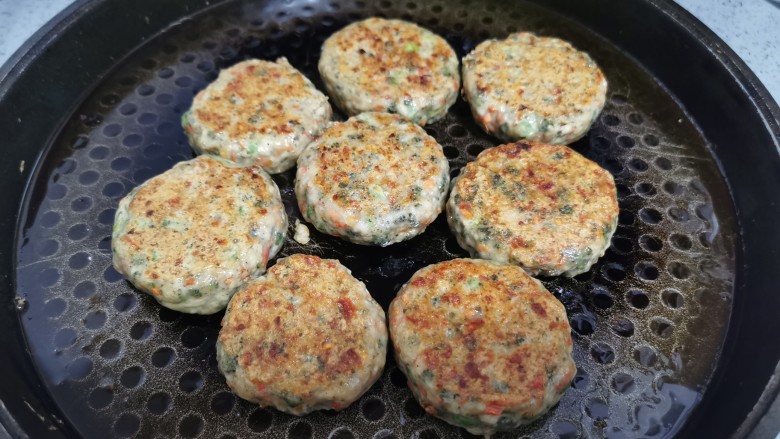 蔬菜鸡肉饼,煎至定型变色翻面，两面各煎3分钟上色