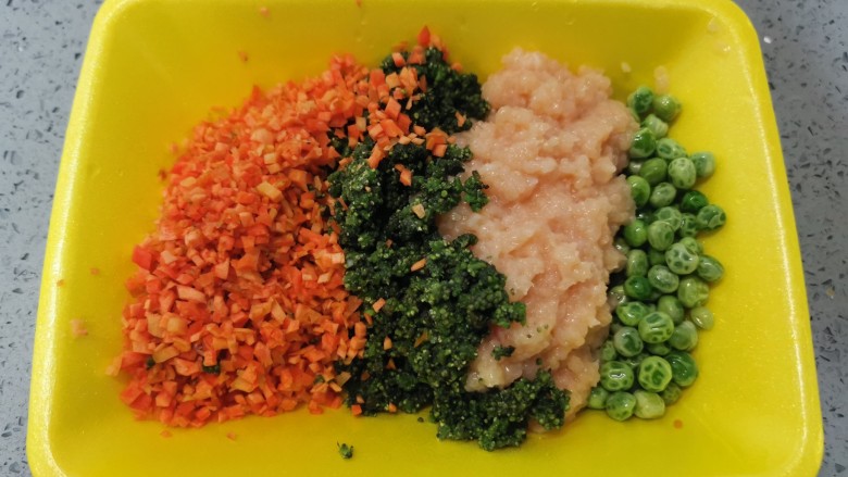 蔬菜鸡肉饼,将豌豆,鸡肉,枸絮,红萝卜盛入容器