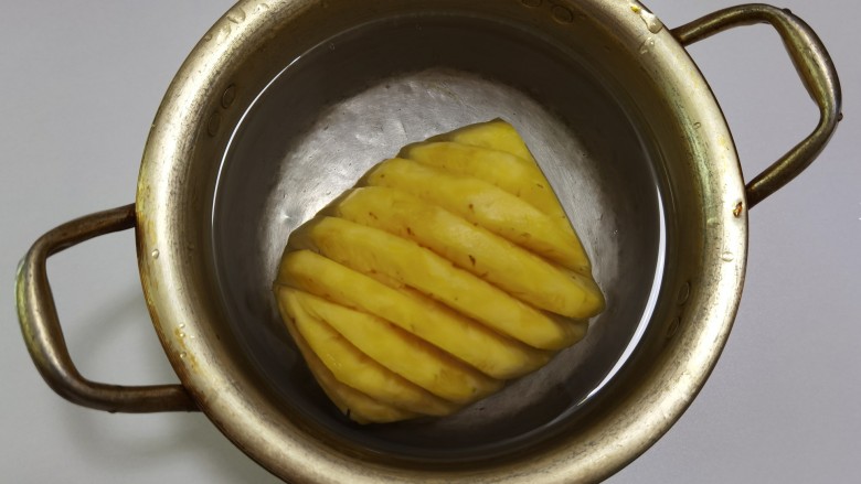 菠萝酱,<a style='color:red;display:inline-block;' href='/shicai/ 597'>菠萝</a>🍍去皮用盐水泡
